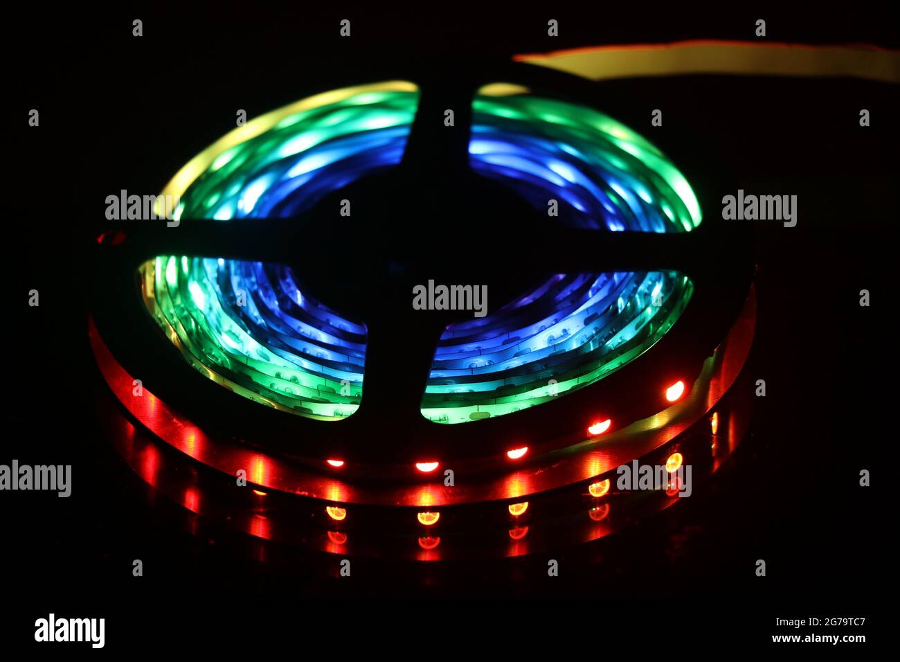 Striscia di LED o diodi ad emissione luminosa con luci multicolore brillanti Foto Stock