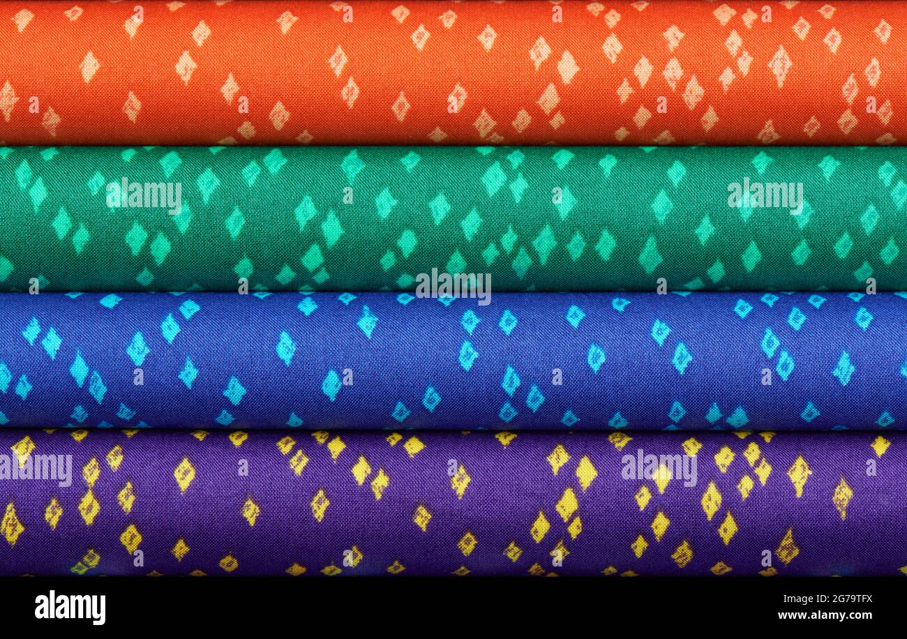 Stack di tessuti colorati in cotone trapuntato come immagine di sfondo Foto Stock