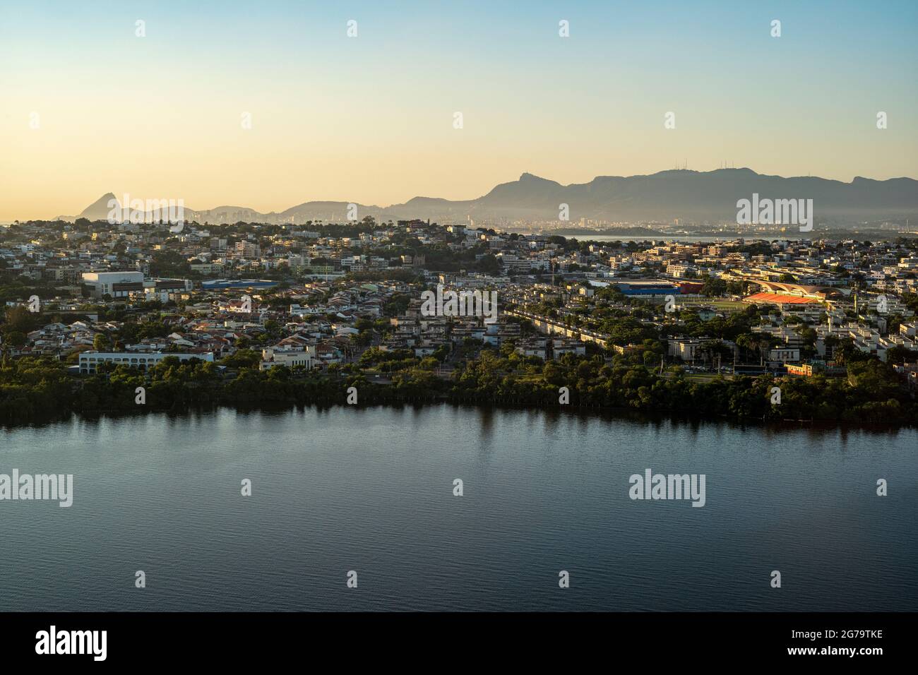 Alto sopra Rio de Janeiro - Tiro preso dall'aereo, in direzione dell'Aeroporto Internazionale di Galeao (Aeroporto Internazionale Tom Jobim) - Brasile, Sud America Foto Stock