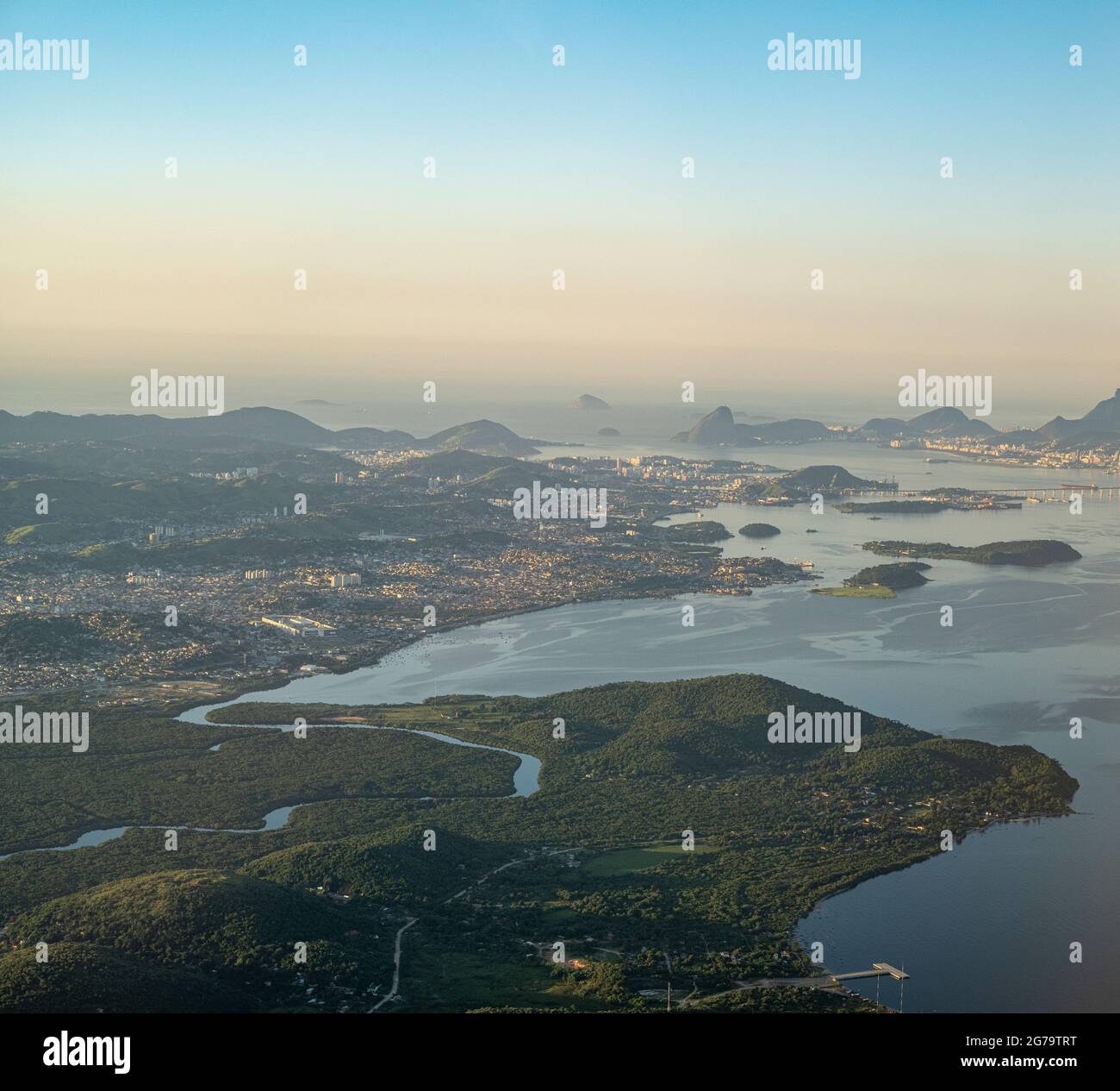 Alto sopra Rio de Janeiro - Tiro preso dall'aereo, in direzione dell'Aeroporto Internazionale di Galeao (Aeroporto Internazionale Tom Jobim) - Brasile, Sud America Foto Stock