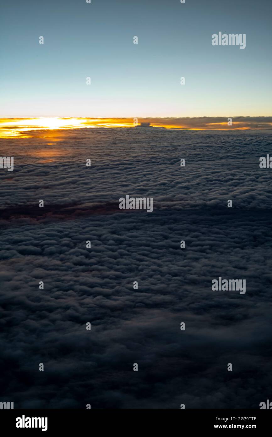 Alto sopra Rio de Janeiro - Tiro preso dall'aereo, in direzione dell'Aeroporto Internazionale di Galeao (Aeroporto Internazionale Tom Jobim) Foto Stock