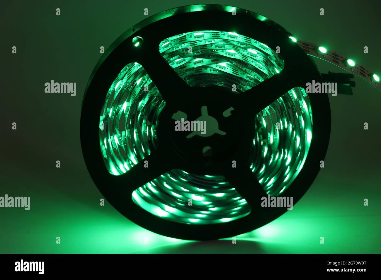 Ghirlanda LED di colore verde. Bobina diodo a emissione di luce verde Foto Stock