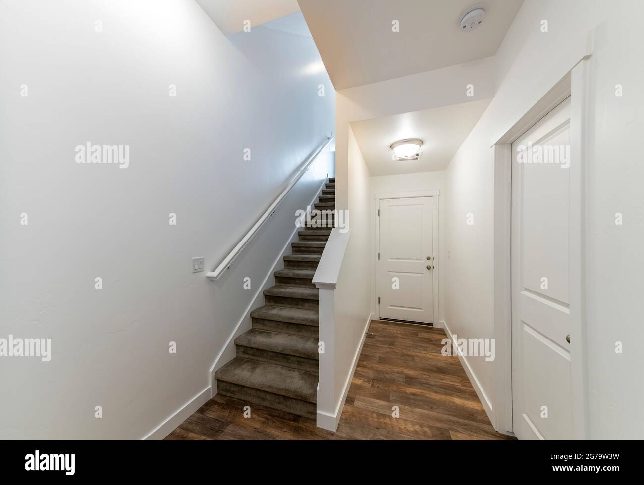 Ingresso interno con scala e corridoio con pavimento in legno Foto stock -  Alamy