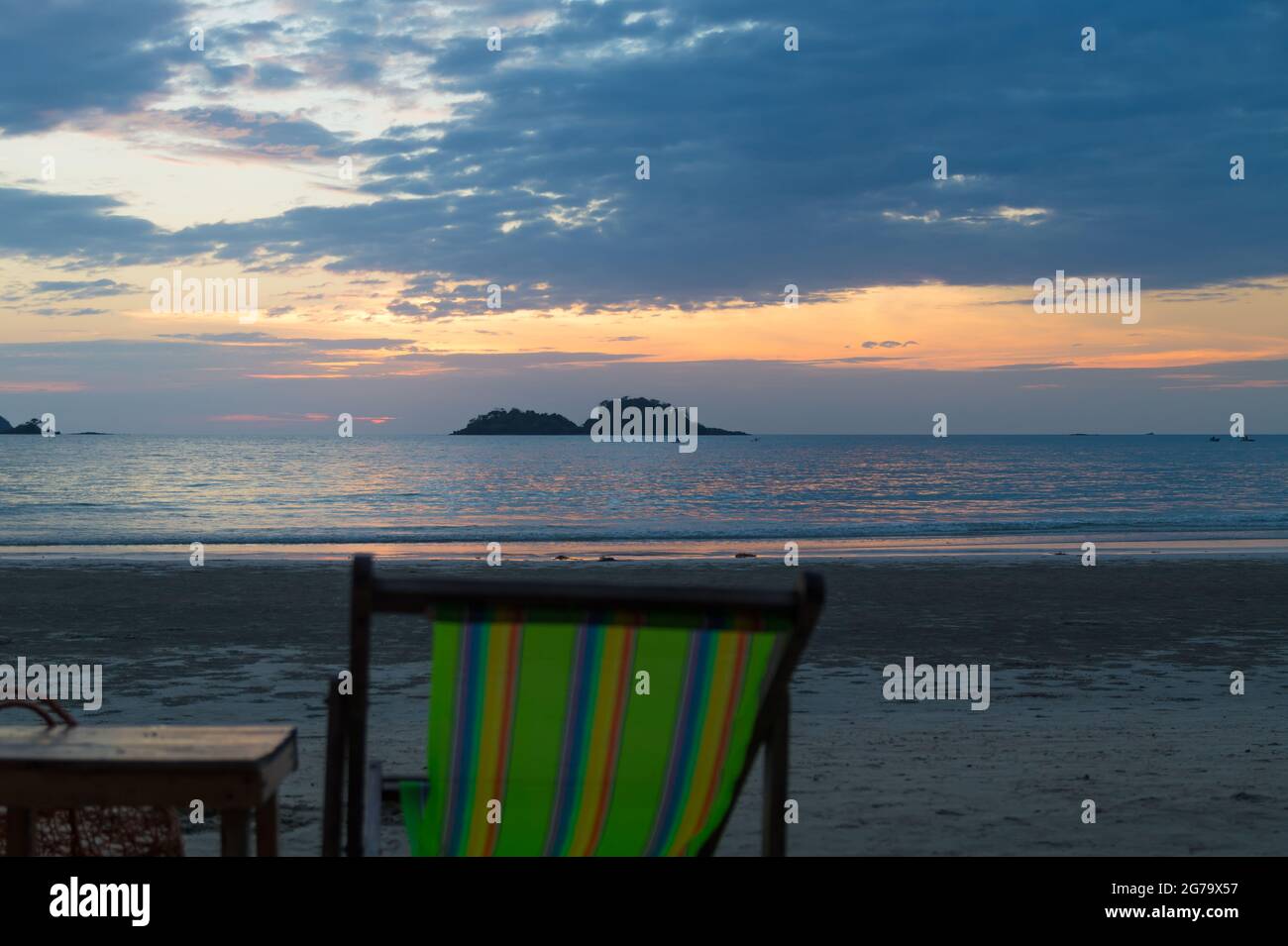 Vacanza a Koh Chang, tramonto sulla spiaggia, Ko Chang, Thailandia. Foto Stock