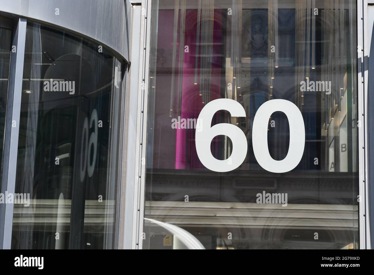 Cartello grigio Sixty Building su una strada a londra Foto Stock