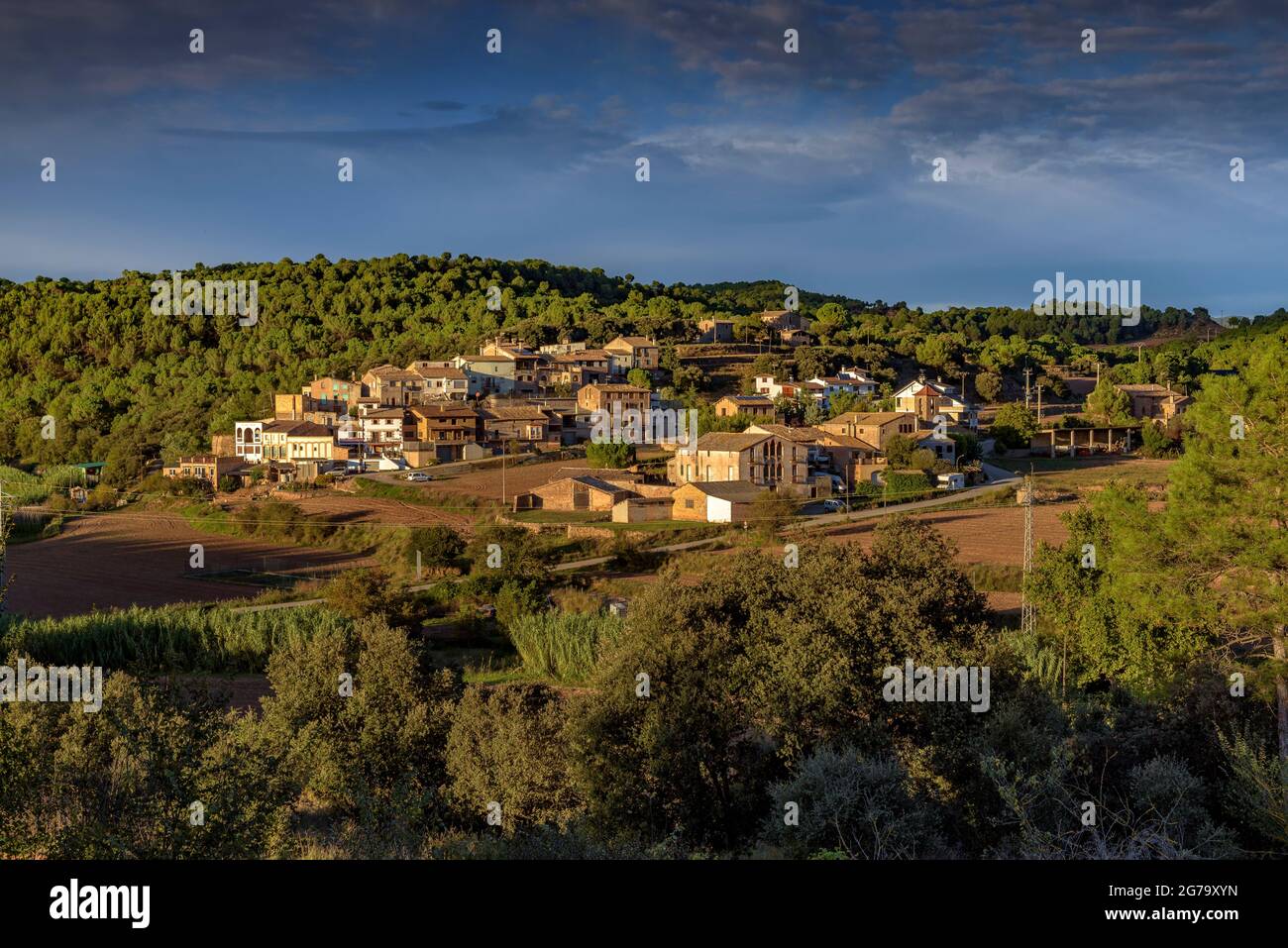 Villaggio di El Mujal, in un tramonto d'autunno (Navàs, Barcellona, Catalogna, Spagna) ESP: Aldea de El Mujal, en un atardecer de otoño, Navàs, Cataluña España Foto Stock