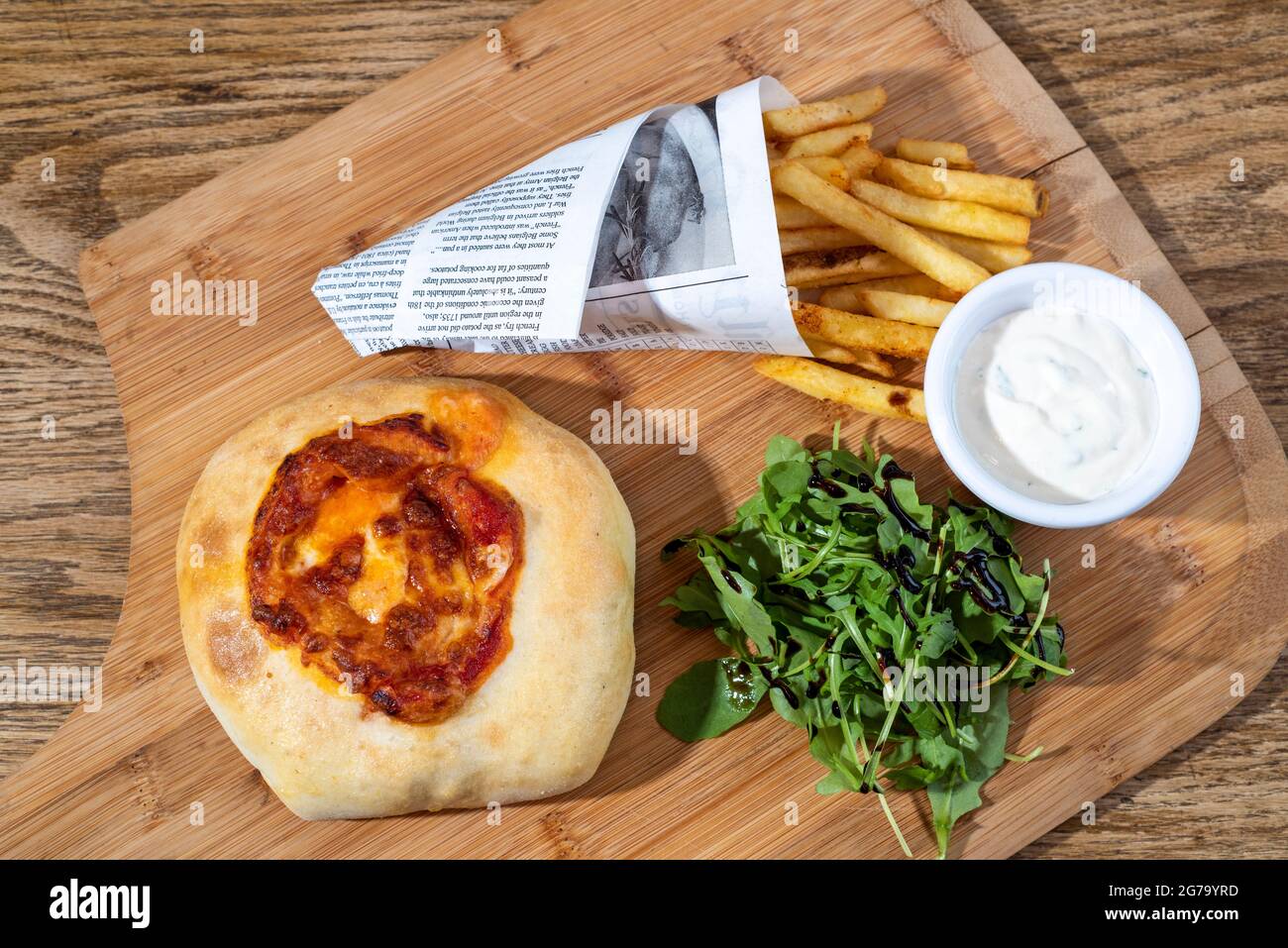 Sheffield, Regno Unito : 9 Ott 2017 : American Diner food - pizza Burger e patatine fritte a Wagon 1871, Leadmill Road Foto Stock
