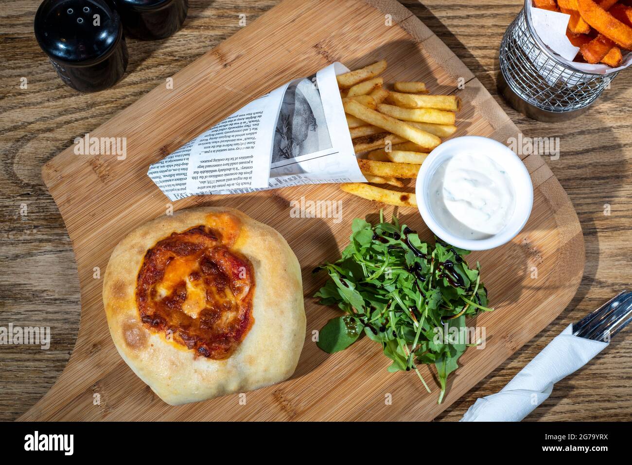 Sheffield, Regno Unito : 9 Ott 2017 : American Diner food - pizza Burger e patatine fritte a Wagon 1871, Leadmill Road Foto Stock