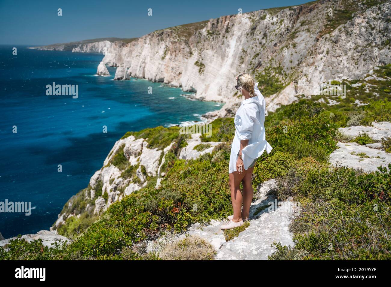 La giovane donna ama la linea di demarcazione a Capo Plakaki, isola di Zante, Grecia Foto Stock