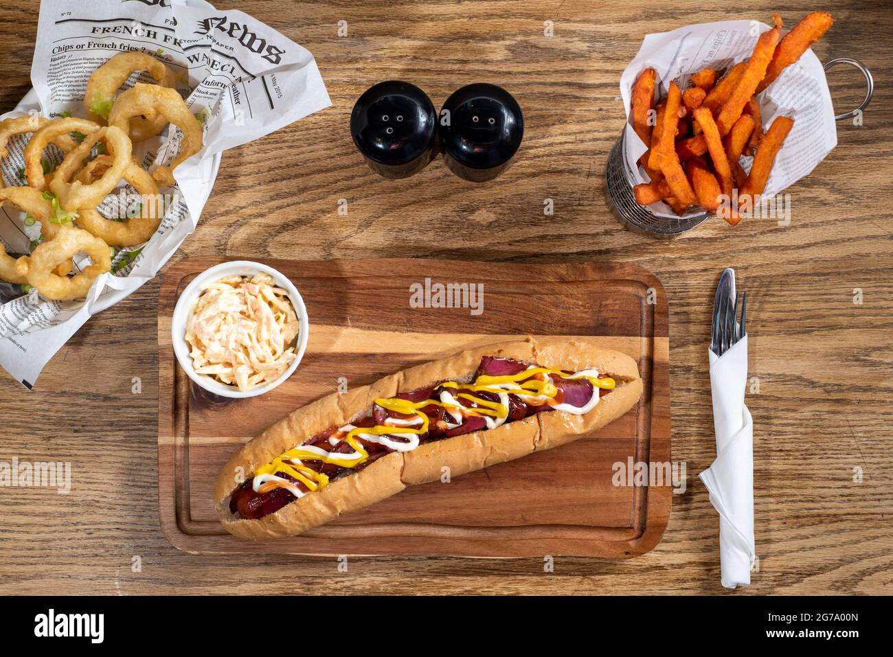 Sheffield, Regno Unito : 9 Ott 2017 : American Diner food - hot dog, patatine fritte e anelli di cipolla al Wagon 1871, Leadmill Road Foto Stock