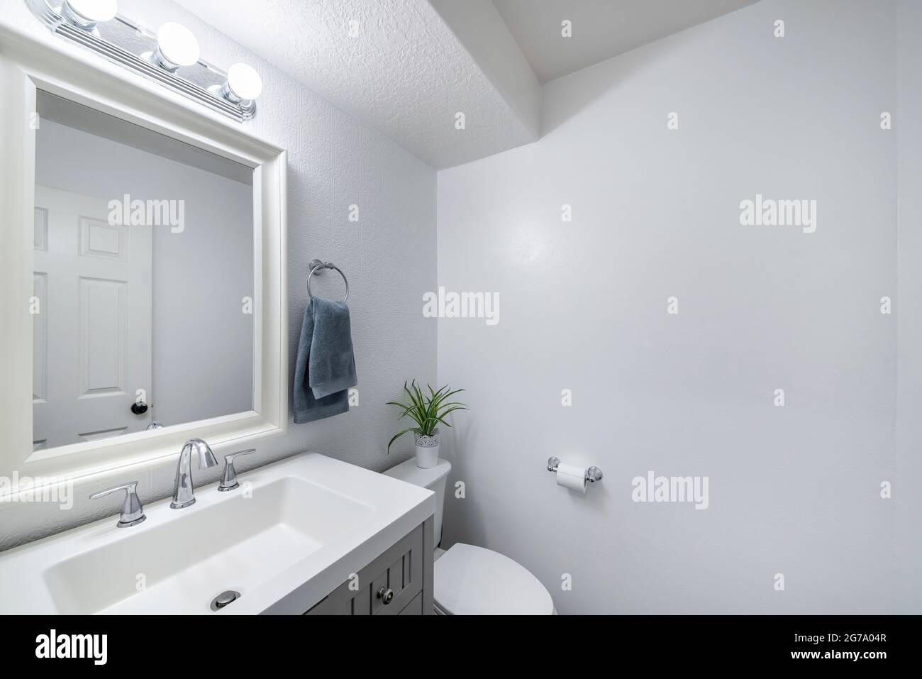 Design del bagno con pareti bianche e lavabo Foto Stock