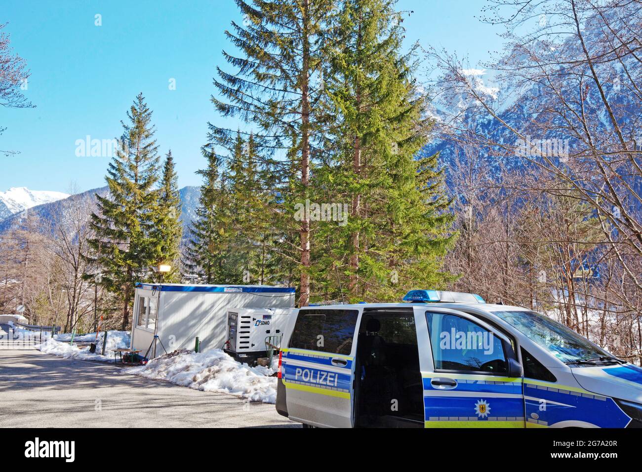 Posto di polizia tra Mittenwald e Leutasch Valley in Corona Times Foto Stock