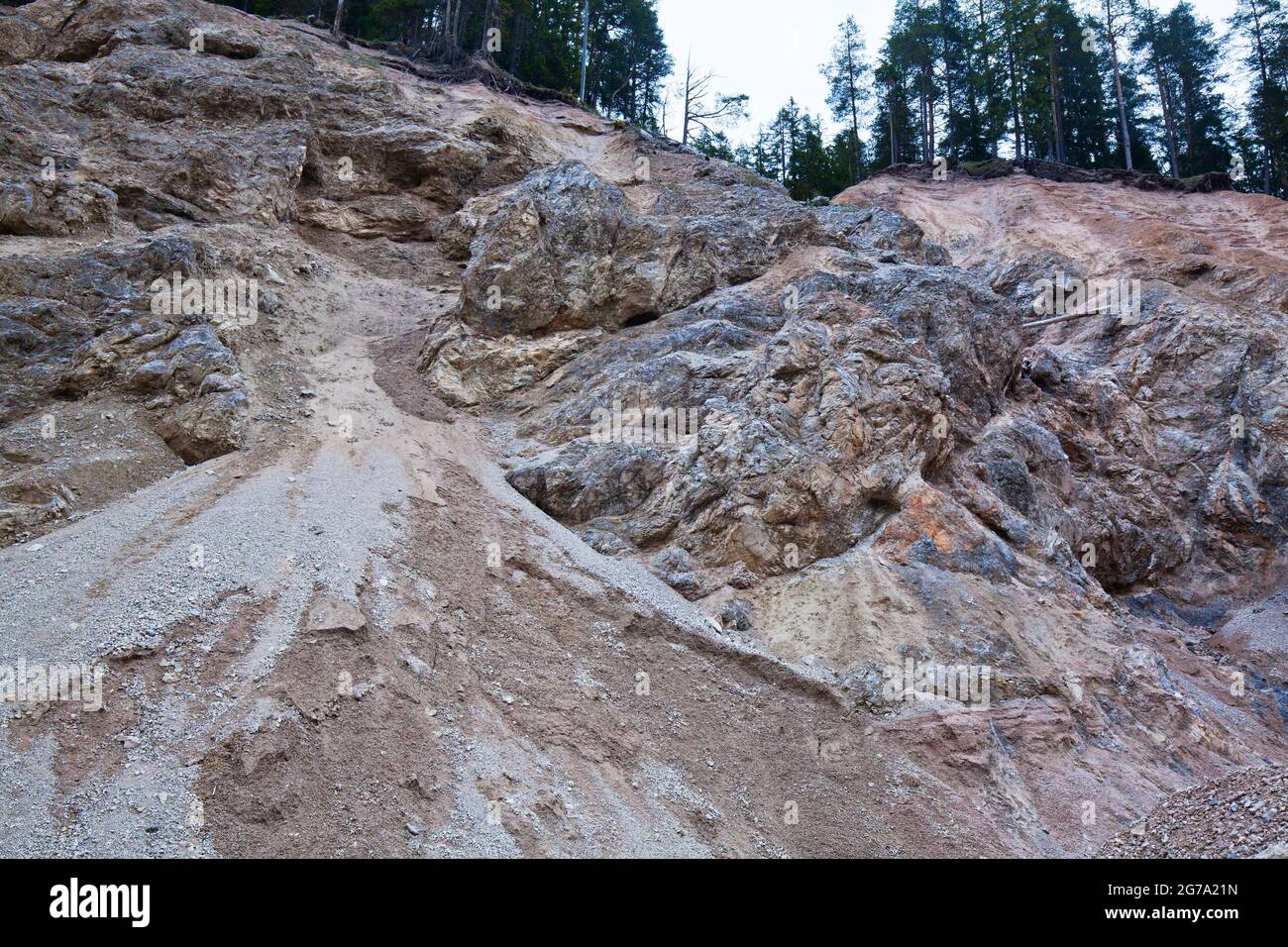 La pioggia pesante conduce ad erosione aumentata nella foresta di montagna Foto Stock