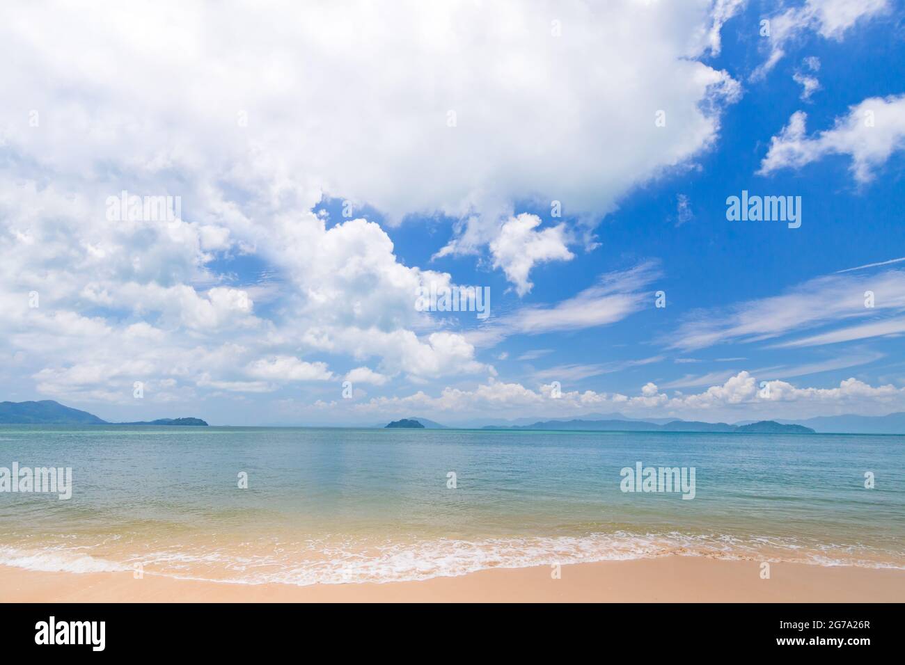 Bella spiaggia con cielo blu estate Phayam isola Thailandia Foto Stock