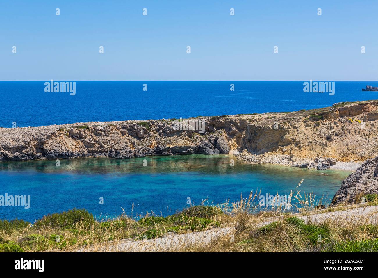 Costa rocciosa, Parco Son, Minorca, Isole Baleari, Mediterraneo, Spagna Europa Foto Stock