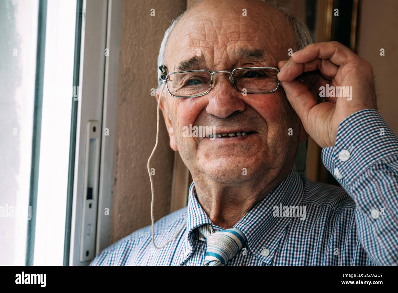 ritratto dell'uomo anziano con gli occhiali sorridenti Foto Stock