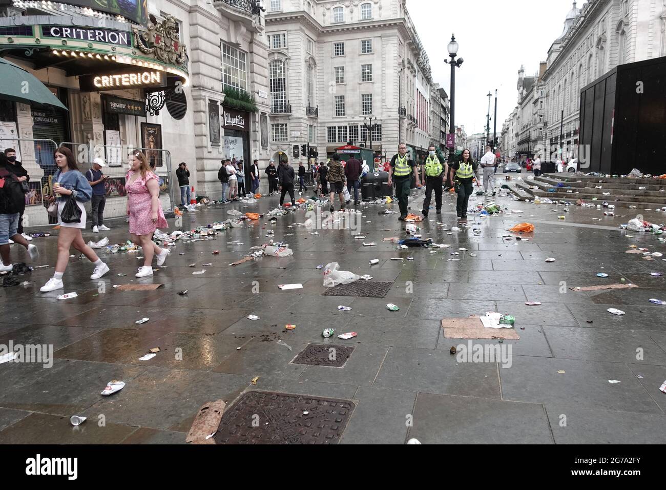 I tifosi inglesi si sono riuniti nel centro di Londra ore prima della finale Euro 2020 tra Inghilterra e Italia 11 luglio 2021; c'era gioia e disordine. Foto Stock