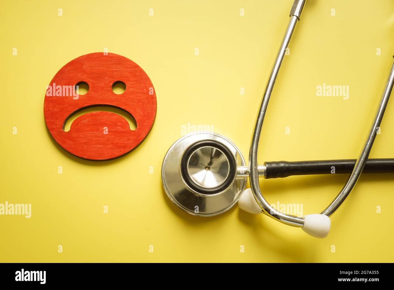 Concetto di soddisfazione del paziente insoddisfacente. Stetoscopio e triste volto infelice. Foto Stock