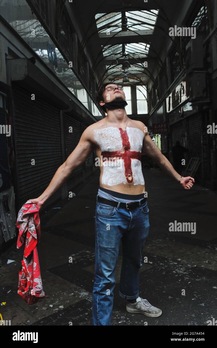 Londra (UK), 11 luglio 2021: Un sostenitore del calcio inglese porta un  dipinto della bandiera di San Giorgio sul petto prima che l'inizio  dell'Inghilterra lo versi Foto stock - Alamy
