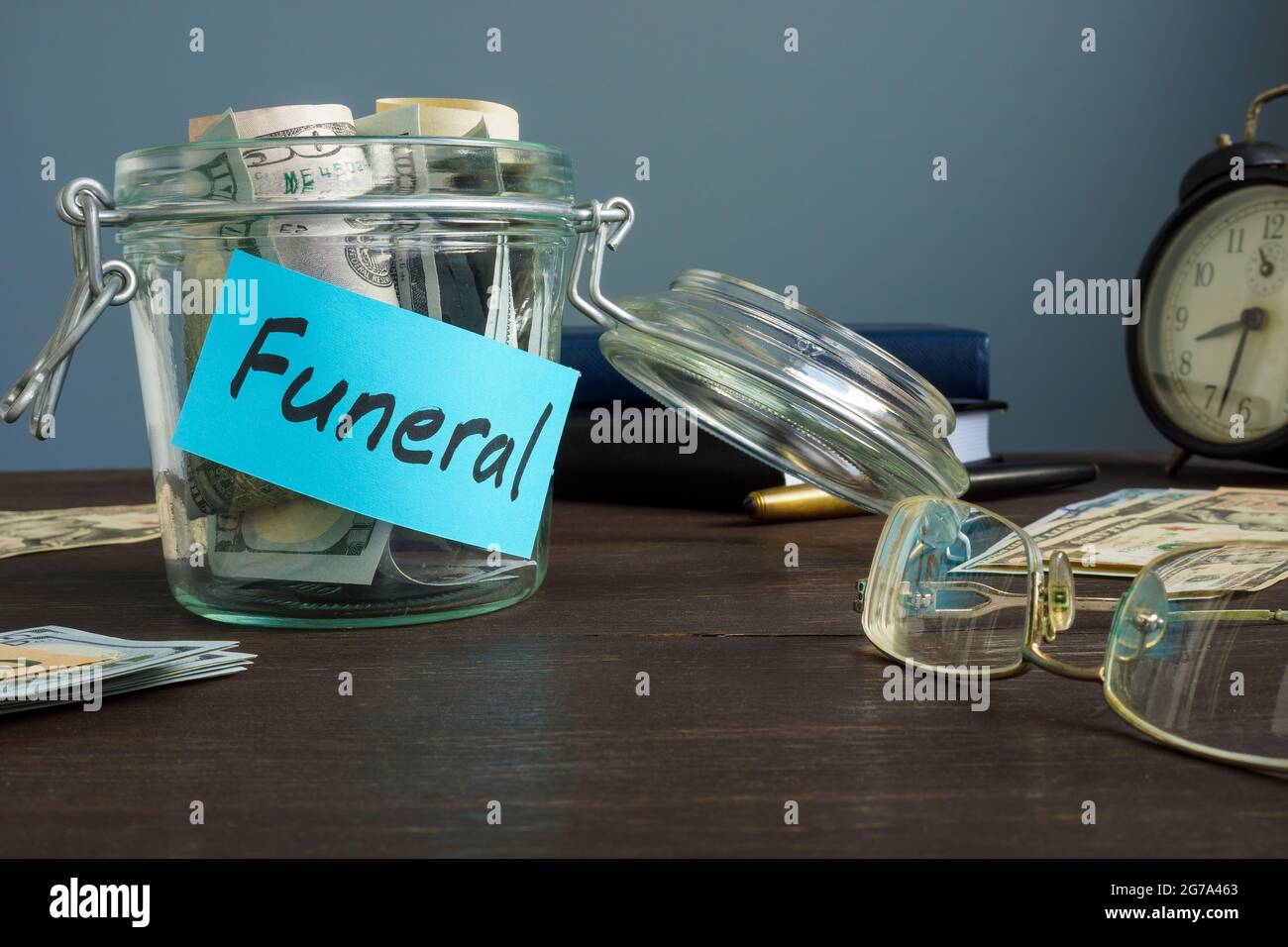Fondo funerario nel vaso di vetro con denaro. Foto Stock