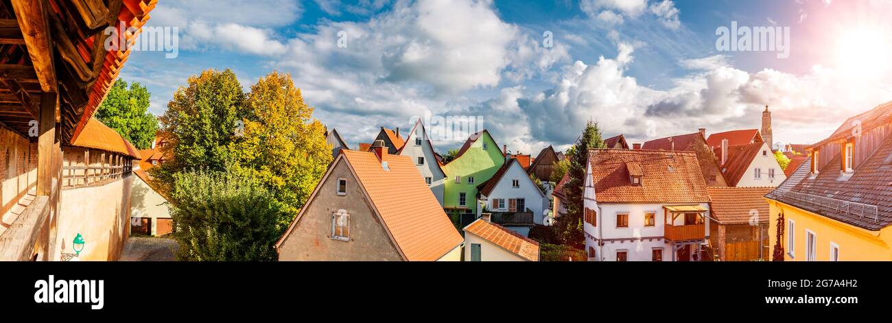 Vista sulla città vecchia di Noerdlingen in Baviera Foto Stock