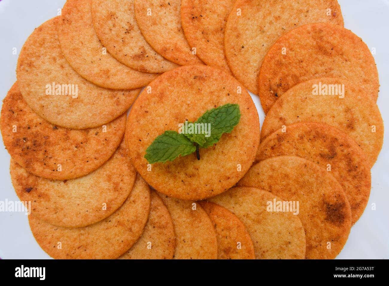 Snack indiano biscotti di patate, spuntini a base di tè serviti a tavola. Mangiare croccante e croccante Foto Stock