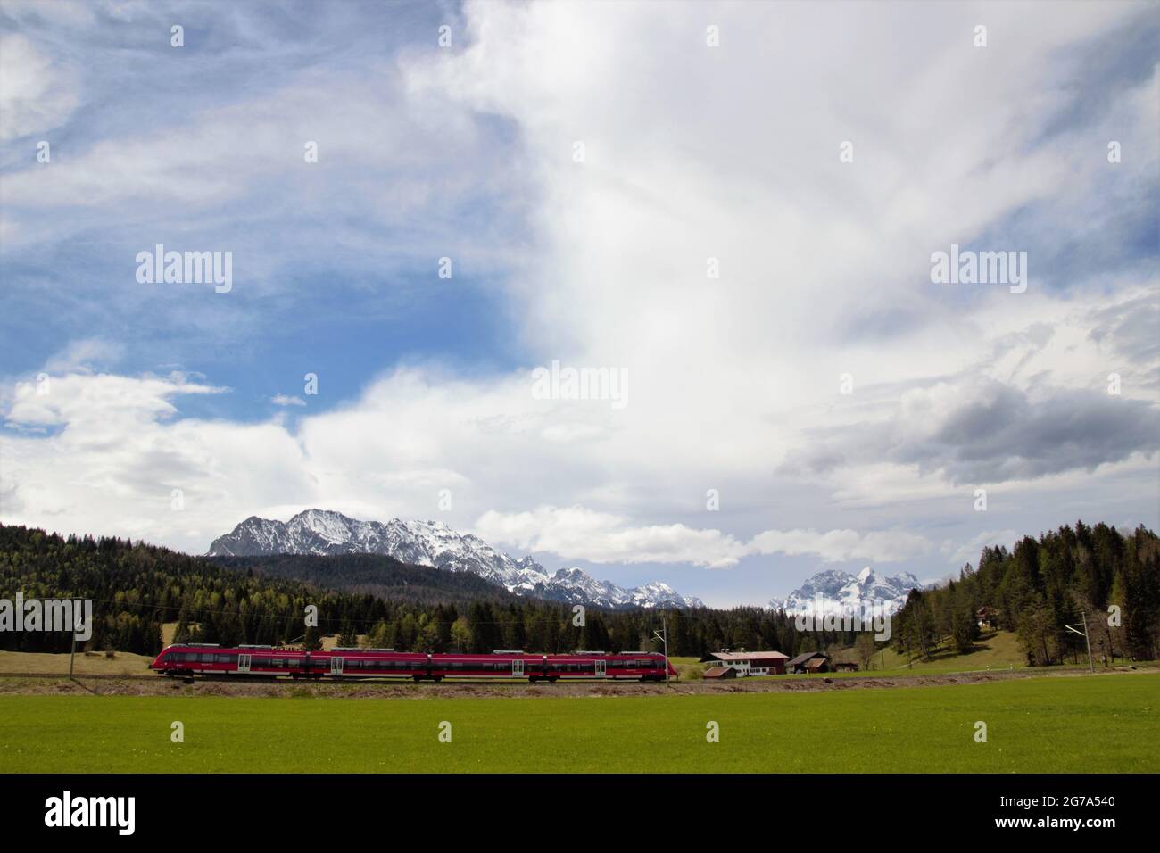 Germania, alta Baviera, Mittenwald, Quicken, azienda agricola, Monti Wetterstein, estate, Germania meridionale, Baviera, Werdenfels, Paesaggio di montagna, montagne, Wetterstein, casa di campagna, prati di montagna, Natura, treno, linea ferroviaria, ferrovia federale tedesca, umore del cloud, cielo blu Foto Stock