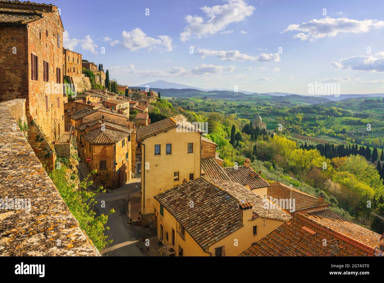 Montepulciano borgo medievale italiano vista panoramica e San Biagio chiesa sullo sfondo. Siena, Toscana, Italia Europa. Foto Stock