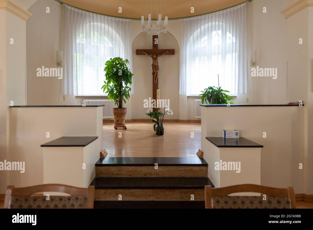 Germania, Sassonia-Anhalt, Halle, crocifisso, candela di Pasqua, Ordine di Santa Elisabetta Foto Stock