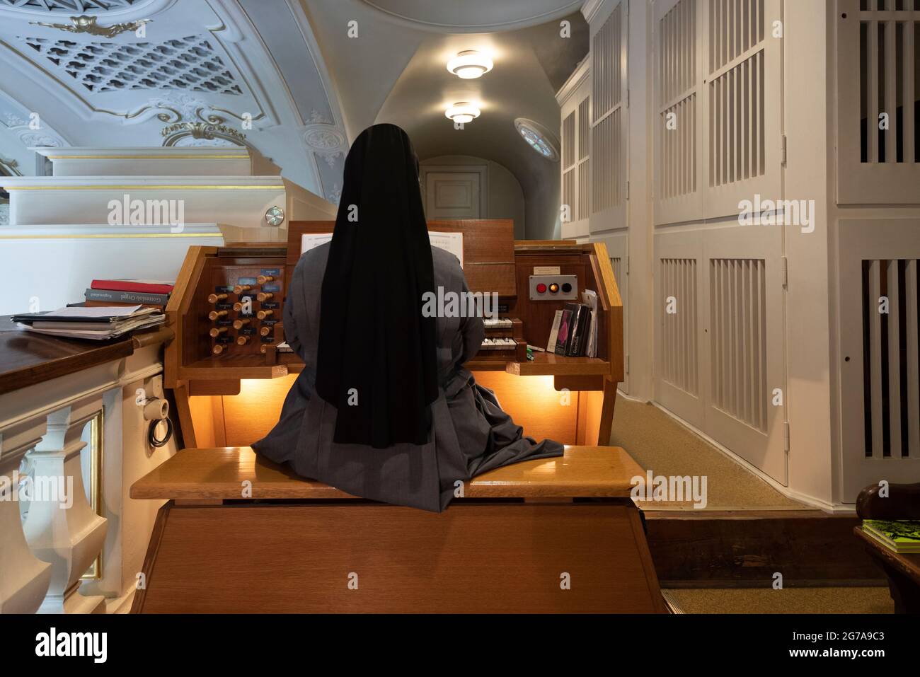 Germania, Sassonia-Anhalt, Halle, sorella religiosa, organista, Monastero di Santa Elisabetta Foto Stock