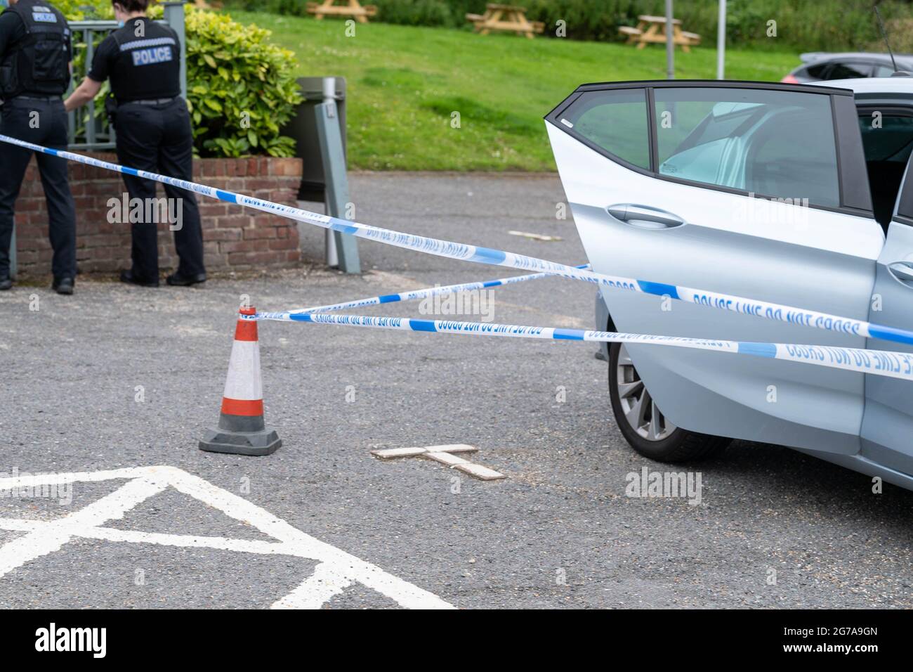 Brentwood Essex, Regno Unito. 12th luglio 2021. L'incidente della polizia dell'Essex alla casa pubblica del capo di Nags, Brentwood Essex un portavoce della polizia dell'Essex ha detto: "Siamo stati chiamati poco prima del 1,50pm lunedì 12 luglio con i rapporti una donna e un bambino erano stati feriti fuori della testa di Nag in Brook Street, Brentwood. "Sono stati trattati in scena da paramedici e portati in ospedale. Le loro lesioni sono gravi, ma non si ritiene che siano pericolose per la vita. Zach Hughes, 27 anni, di Romford, è stato condannato a 23 anni al tribunale della corona di Basildon dopo aver ammesso il tentativo di omicidio. Credit: Ian Davidson/Alamy Live News Foto Stock