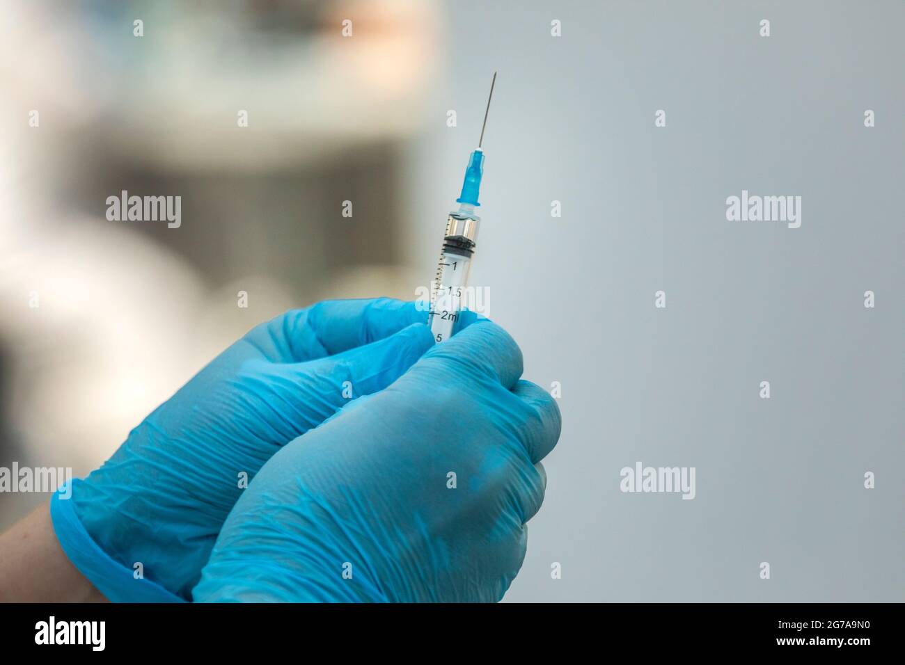 Un infermiere prepara una siringa per un'iniezione nell'ufficio medico Foto Stock