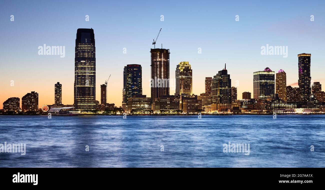 Vista panoramica dello skyline del New Jersey al tramonto, Stati Uniti. Foto Stock