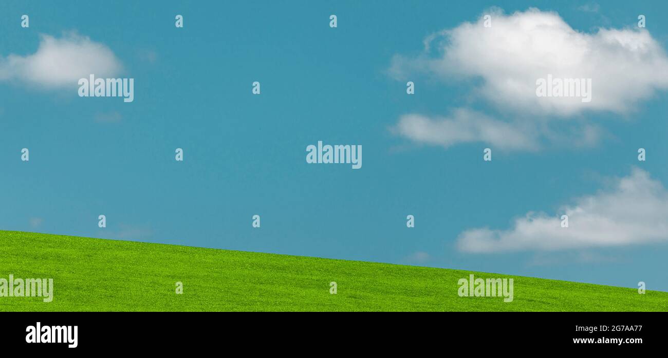 Nuvole bianche e cielo blu con un prato Foto Stock