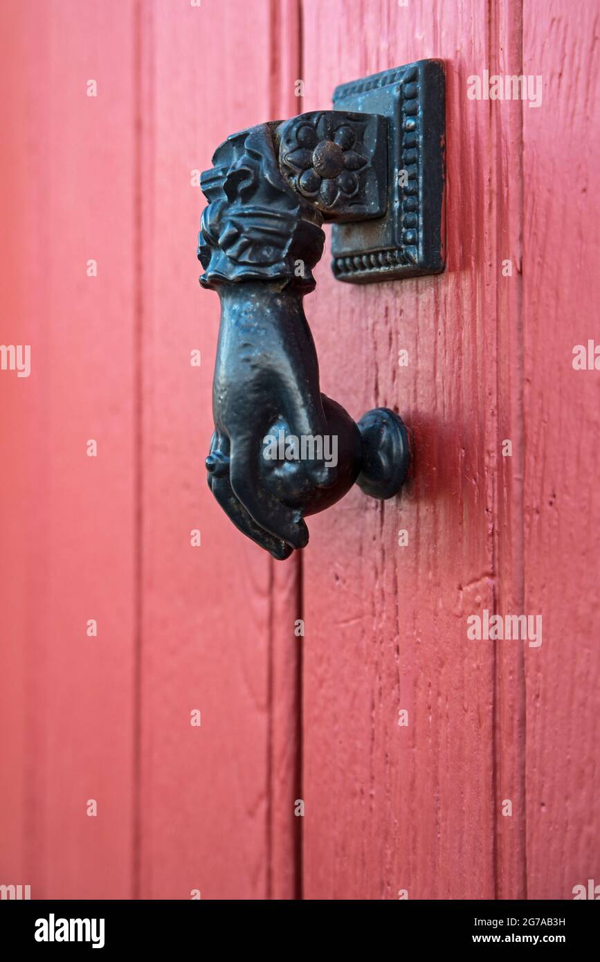 Battente a forma di mano, porta rossa, Provenza, Francia Foto Stock