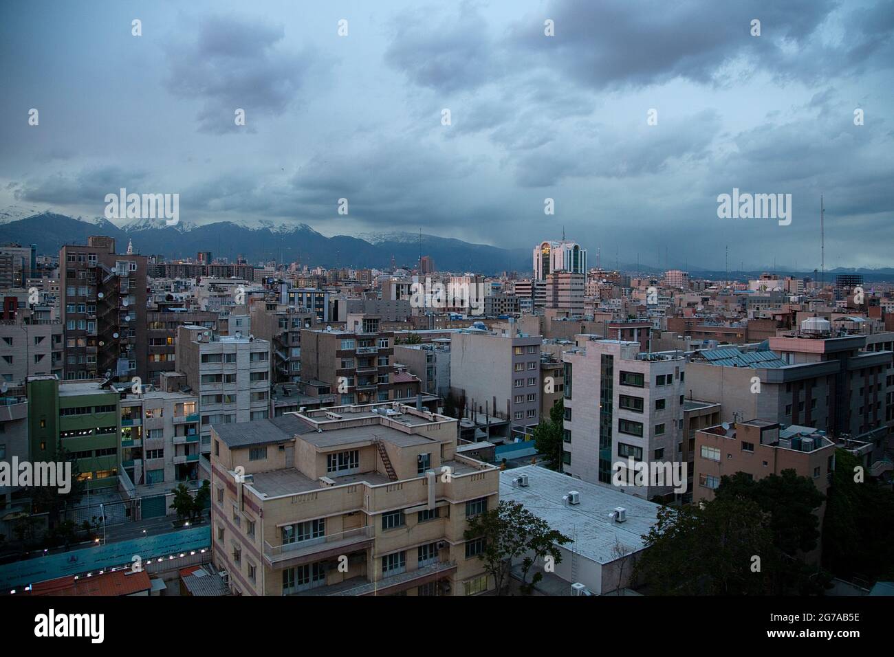 Vista sulla città di Teheran, le montagne Elborz sullo sfondo. Foto Stock