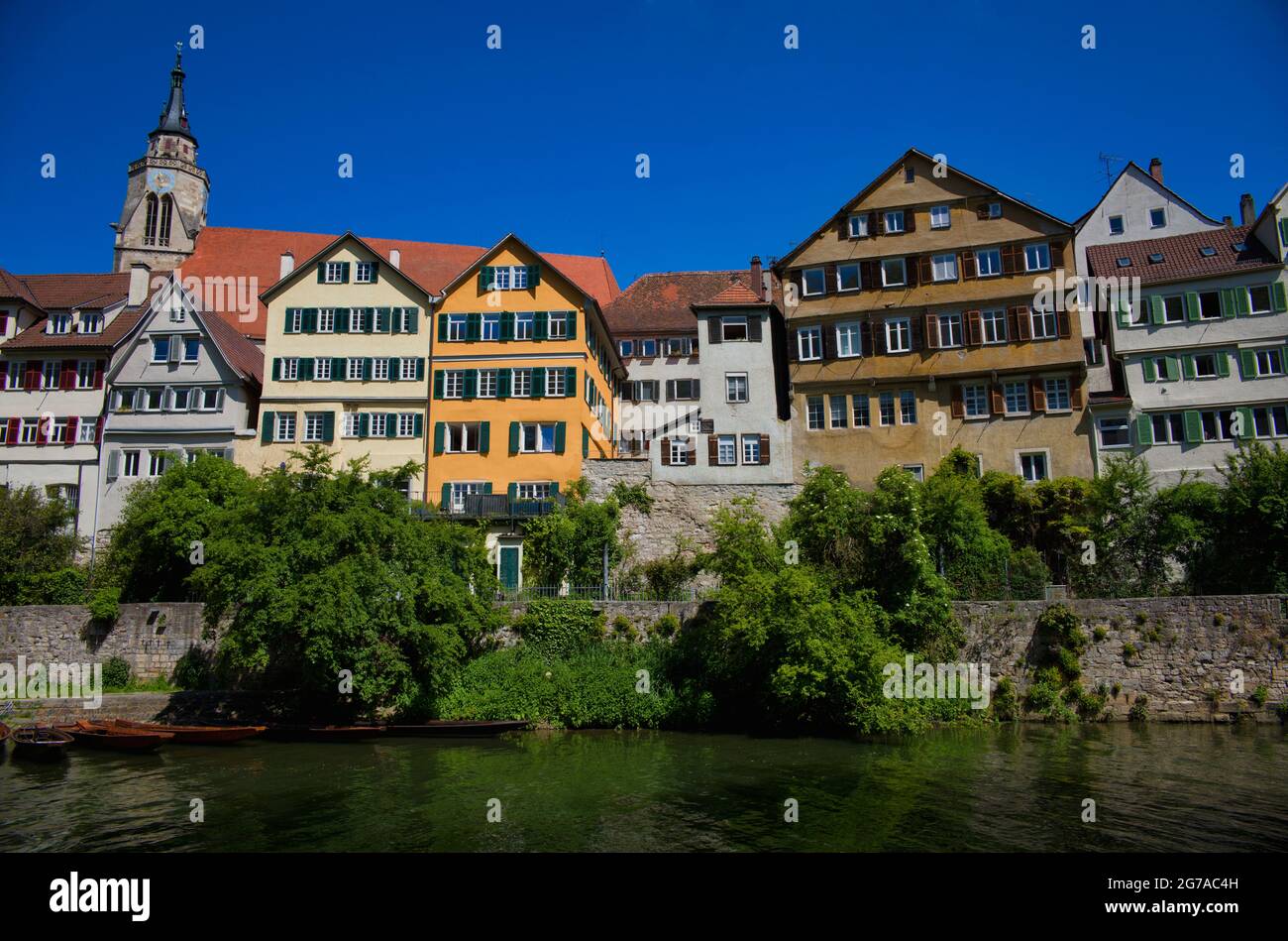 Vista sul Neckar verso la città vecchia, la chiesa collegiata di San Georg, Tuebingen, Baden-Wuerttemberg, Germania Foto Stock