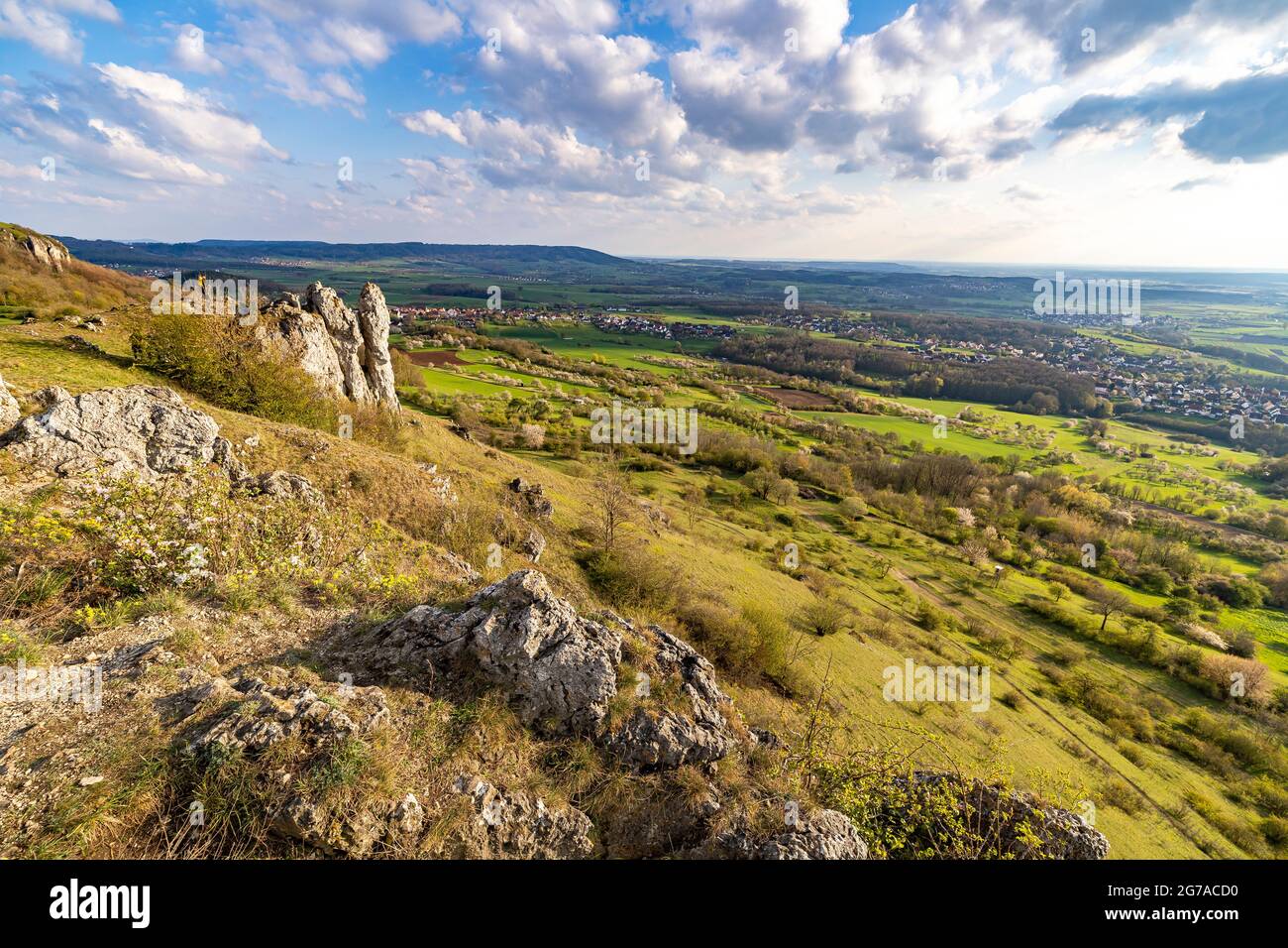 Vista da Walberla vicino a Ebermannstadt al momento della fioritura dei ciliegi nel pomeriggio, alta Franconia, Baviera, Germania Foto Stock