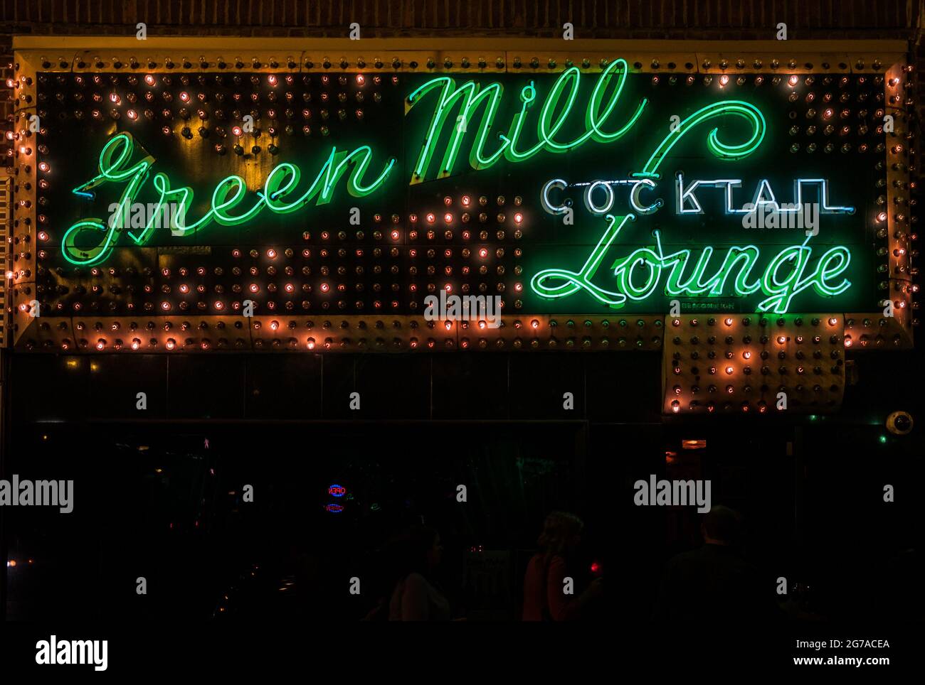 Chicago, Illinois, Stati Uniti - Luglio 25 2009: Green Mill cocktail Lounge e Jazz Club Neon Sing di notte. Foto Stock