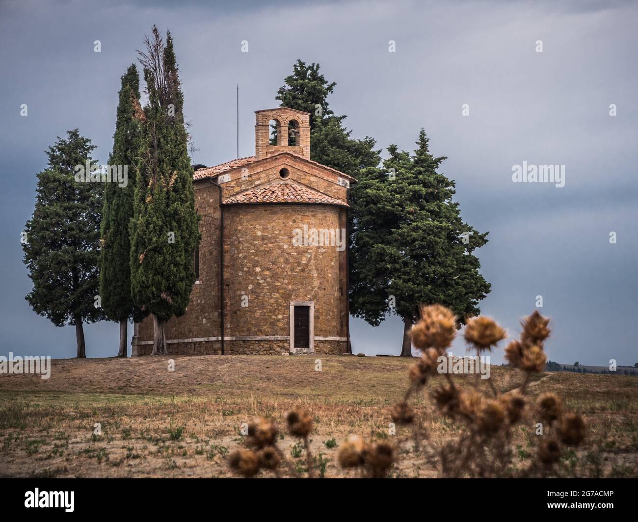 Cappella della Madonna di Vitaleta in Val d'Orcia, Toscana, Italia al mattino presto con i cipressi di umore drammatico in estate Foto Stock