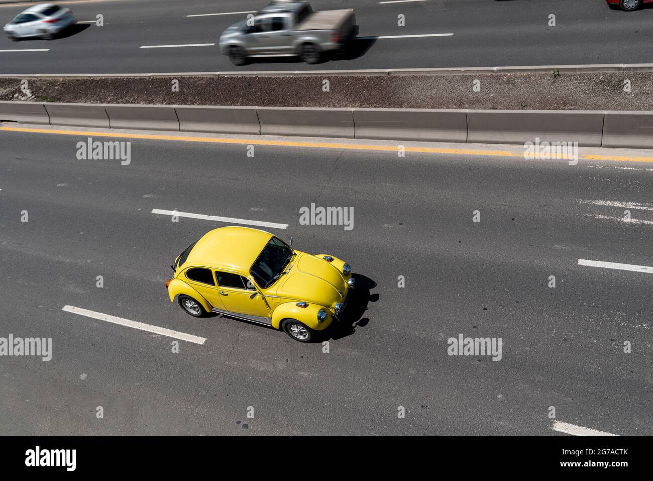 Ankara, Turchia - Giugno 15 2021: Vista dall'alto dell'auto gialla che guida su strada divisa Foto Stock