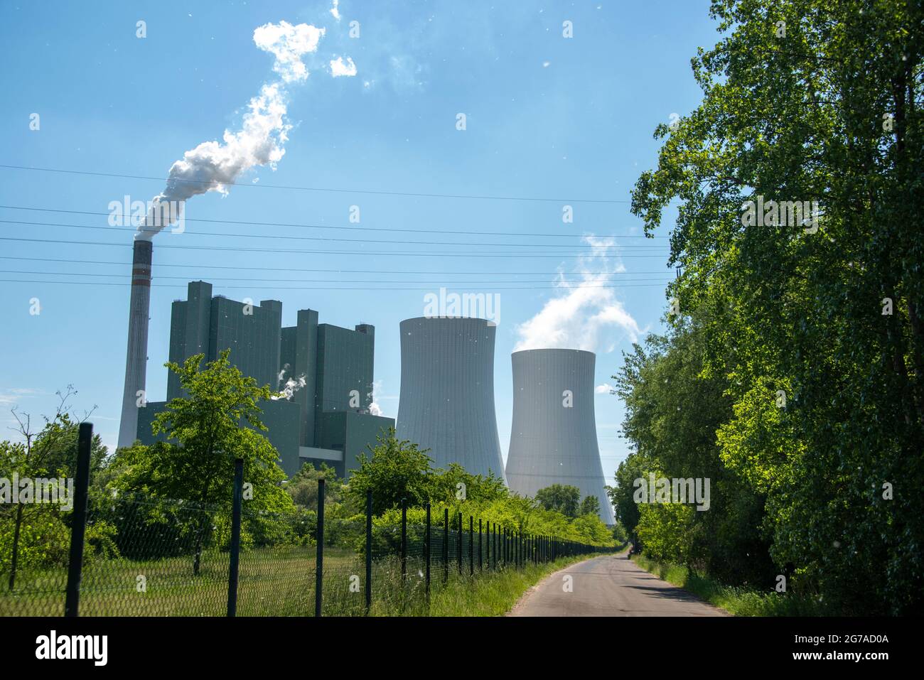 Germania, Sassonia-Anhalt, Schkopau, centrale a carbone marrone, torri di raffreddamento, camino per il fumo. Foto Stock