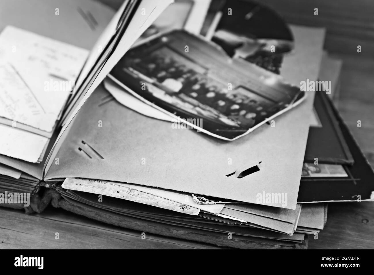 Pagina di album fotografico retrò con foto , in bianco e nero Foto Stock