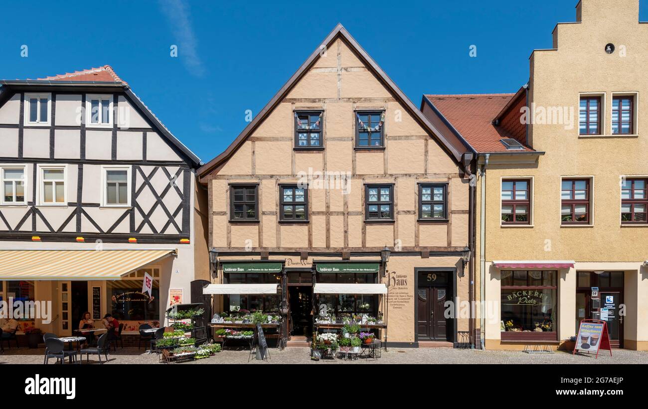 Germania, Sassonia-Anhalt, Tangermünde, case a graticcio nel centro storico, fioraio, panettiere, gelateria Foto Stock
