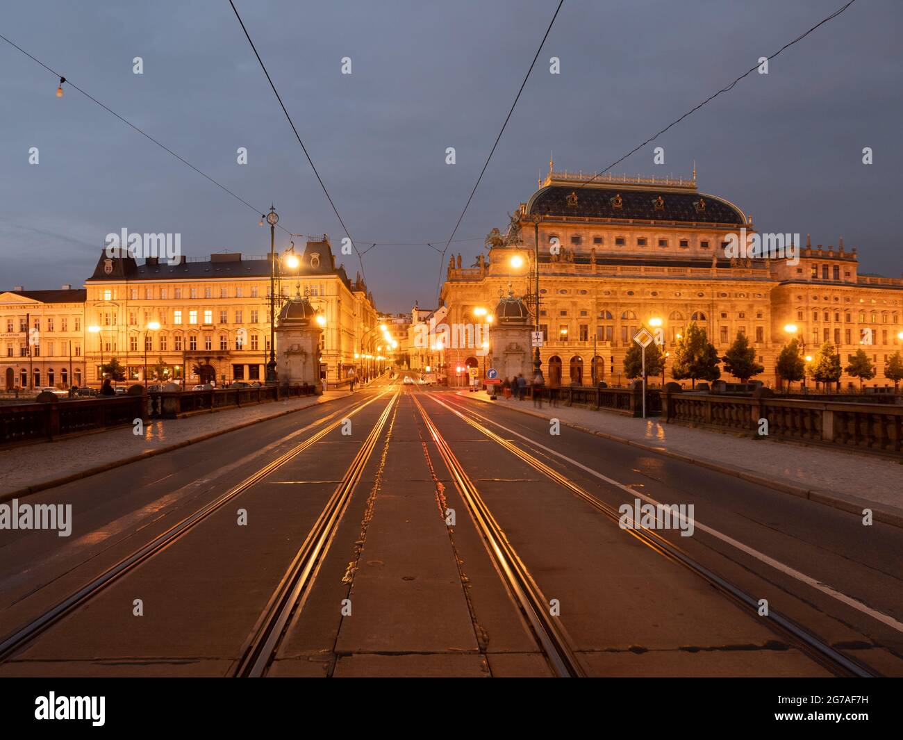 Ponte Legione la maggior parte dei Legi e Narodni Divadlo Teatro Nazionale di Praga, Repubblica Ceca illuminato di notte Foto Stock