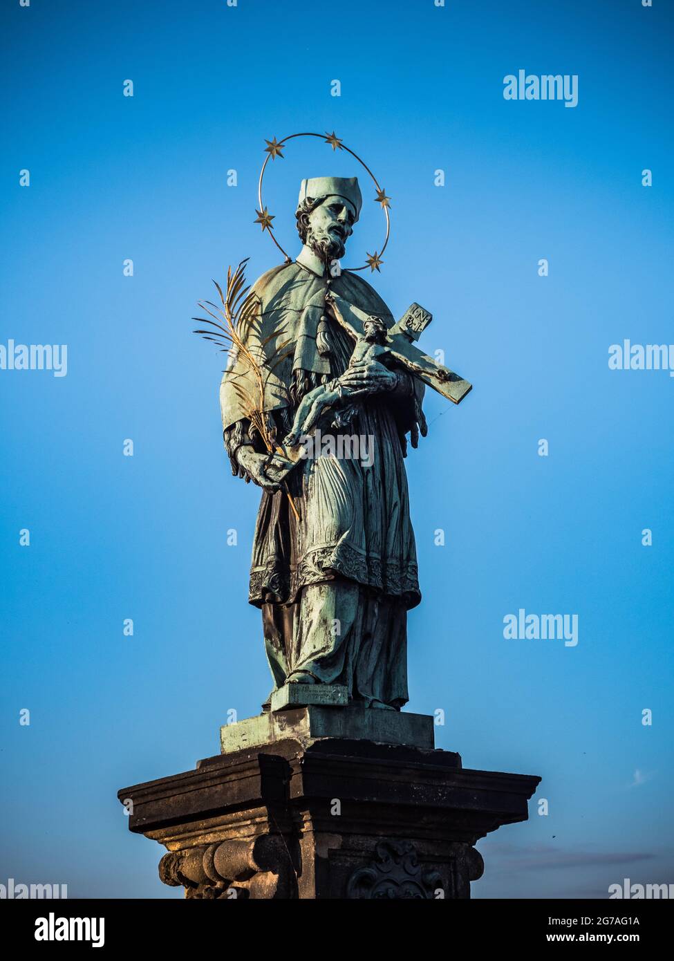 Statua di bronzo di San Giovanni di Nepomuk o Jan Nepomucky sul Ponte Carlo a Praga, Repubblica Ceca Foto Stock