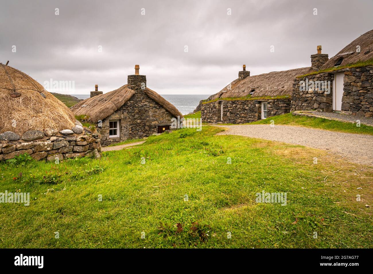 Un'immagine HDR a 3 scatti di Ba Gearrannan Blackhouse Village. Un villaggio tradizionale restaurato sull'Isola di Lewis, Ebridi esterne, Scozia. 23 giugno 2021 Foto Stock