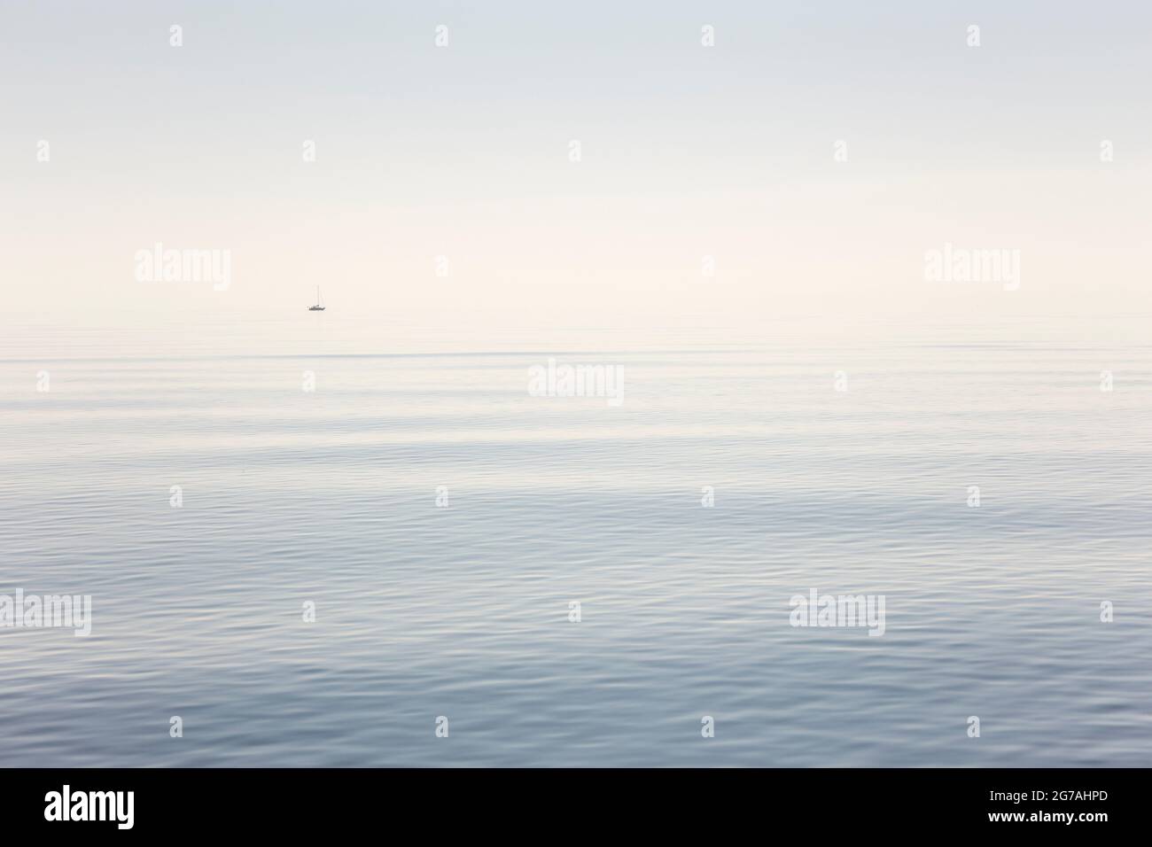 Europa, Danimarca, Jutland settentrionale. Una nave a vela nella luminosa foschia del Mar Baltico nella mattina presto. Foto Stock