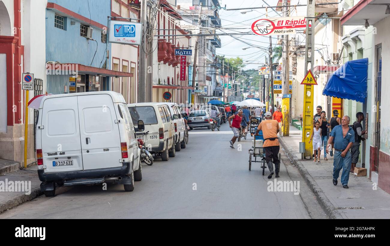 Vita cittadina in strada urbana a Holguin, Cuba, 2016 Foto Stock