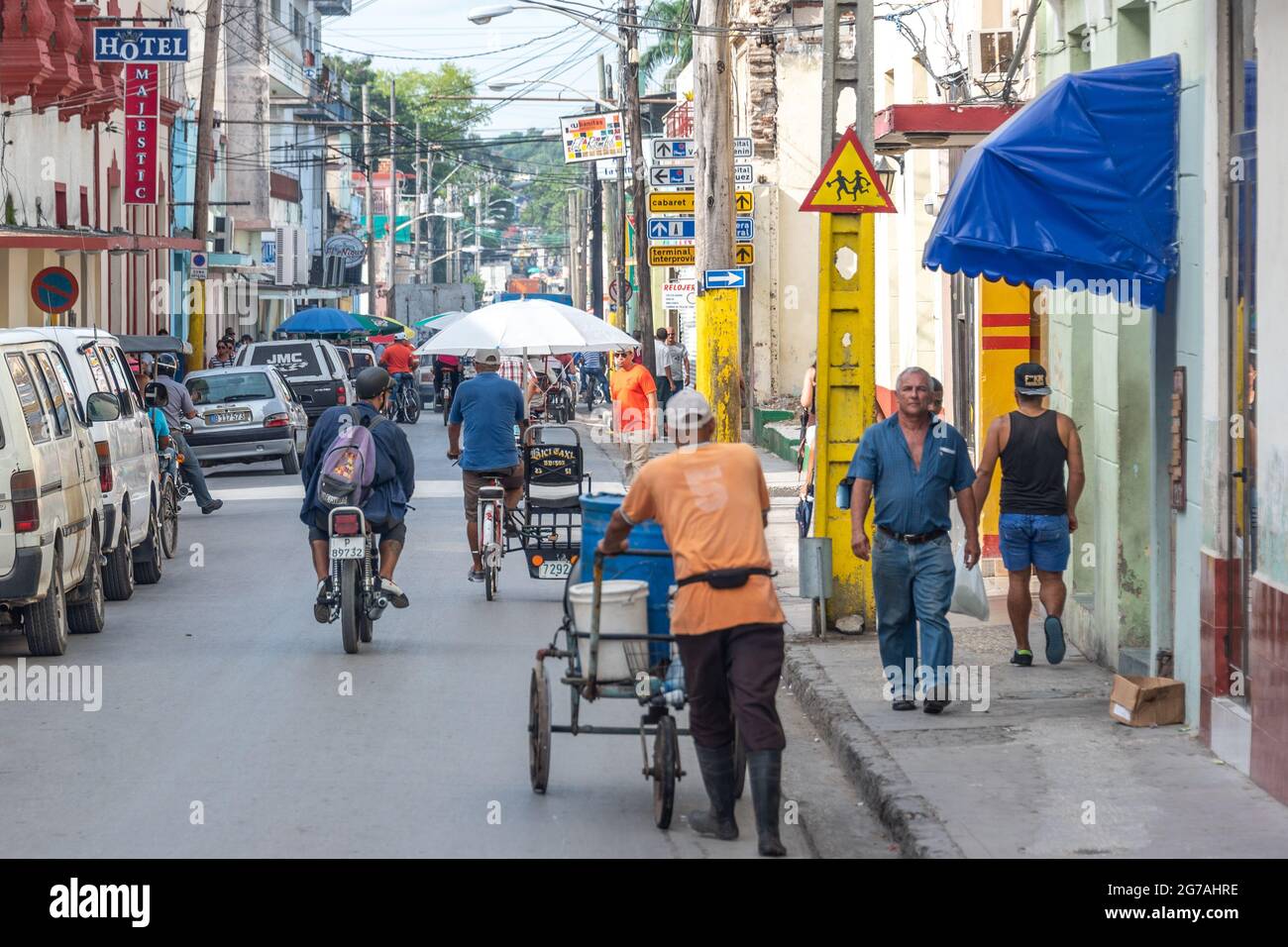 Vita cittadina in strada urbana a Holguin, Cuba, 2016 Foto Stock